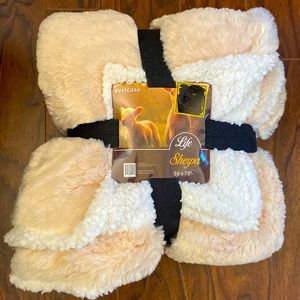 🆕 Beautiful plush throw with Sherpa lining